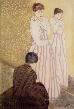 Junge Frau versucht auf einem Kleid Mütter Kinder Mary Cassatt Ölgemälde